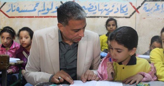 جولات ميدانية مكثفة لتعزيز الانضباط بمدارس الجيزة.. إطلاق مسابقة أجمل فصل ومدرسة.. وبدء نشر نماذج استرشادية لامتحانات الشهادة الإعدادية بنظام البوكليت.. ومدير المديرية: أى تقصير سيواجه بإجراءات حاسمة