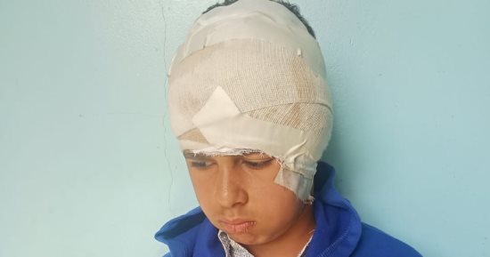 طالب إعدادى يكشف تفاصيل اعتداء زميليه عليه بكتر فى أوسيم.. صور