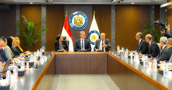 وزراء البترول والبيئة والطيران يبحثون التعاون في مشروع انتاج وقود الطائرات المستدام