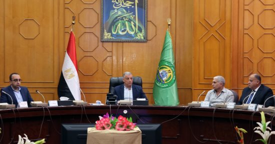 محافظ الإسماعيلية يوجه بتسريع العمل فى ملف تقنين الأراضى