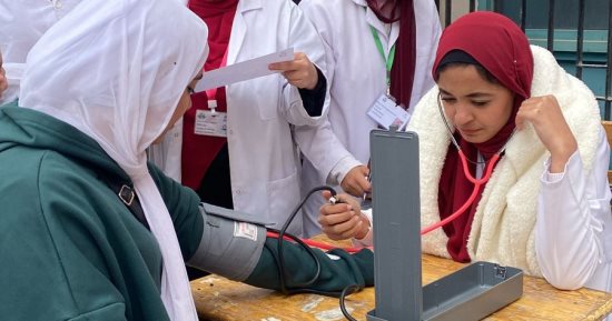 تمريض حلوان تطلق قافلة صحية داخل الحرم الجامعي للتوعية بالأمراض المزمنة