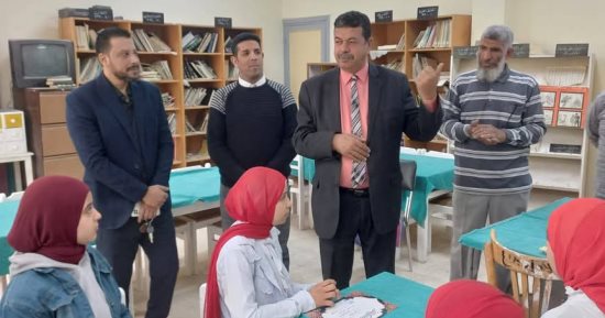 مدير تعليم سوهاج يتفقد مدرسة الديابات بنات بأخميم ويكرم الطالبات المتفوقات