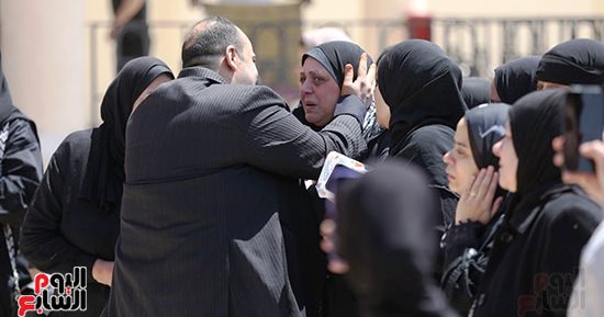 انهيار ابن سليمان عيد ووالدته في وداع الراحل بالمقابر