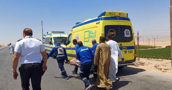 محافظ المنيا يتفقد موقع حادث تصادم سيارتين نقل بصحراوي ملوي