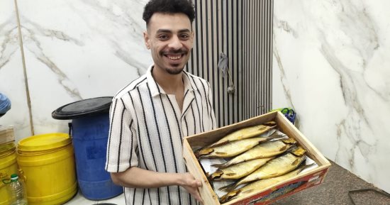 الأسماك المملحة وجبة طعام أساسية على المائدة بالغربية.. إقبال كبير من المواطنين على شراء الفسيخ والرنجة.. وأصحاب المحال: نستعد لشم النسيم وننتظره كل عام.. ولا بد من مراجعة تاريخ الإنتاج لكافة الأنواع.. صور