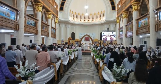 مطران نقادة وقوص يترأس قداس عيد القيامة بكنيسة الشهيدة دميانة بقنا.. فيديو