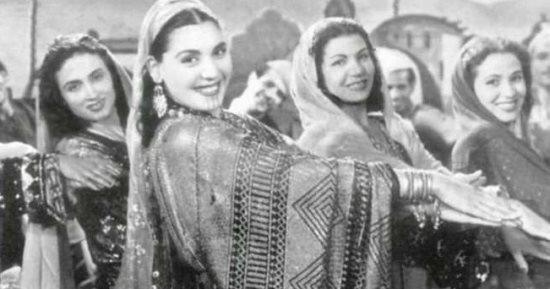 "التلى" من جلباب وعباءات لنساء الصعيد لفساتين نجمات هوليوود.. أنيق وشيك