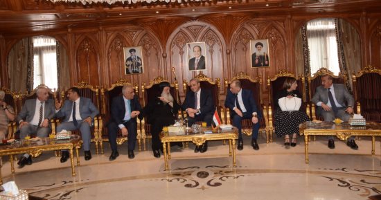 محافظ الغربية يزور كنائس طنطا للتهنئة بعيد القيامة ويوزع هدايا الرئيس السيسى