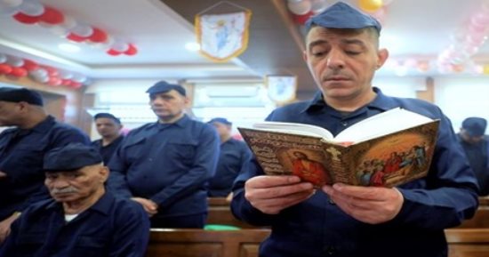 وزارة الداخلية تحتفل بعيد القيامة مع النزلاء.. إعلاء قيم الإنسانية فى السياسة العقابية الحديثة.. توزيع كعك العيد وإقامة القداس في أجواء مبهجة.. والنزلاء خلف الأسوار يشكرون رجال الشرطة لإدخال الفرحة على قلوبهم