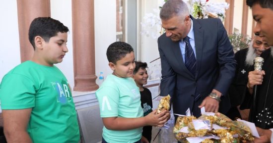 محافظ أسوان يوزع هدايا الرئيس السيسى والعيدية على الأطفال بالكنائس.. صور