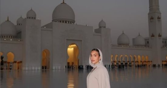 بعد وشم ابعد عنا الشر آمين.. جورجينا بالحجاب والعباءة داخل أحد المساجد "صور"