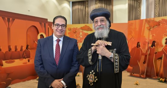 رئيس جامعة القاهرة يزور قداسة البابا تواضروس الثاني بالكاتدرائية المرقسية بالعباسية 