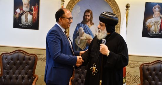 رئيس جامعة حلوان يزور نيافة الأنبا ميخائيل بكاتدرائية السيدة العذراء بحلوان لتقديم التهنئة بعيد القيامة المجيد