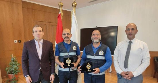رئيس هيئة الإسعاف يهدى درع تكريم للطاقم صاحب واقعة رد 6 ملايين جنيه لأصحابها
