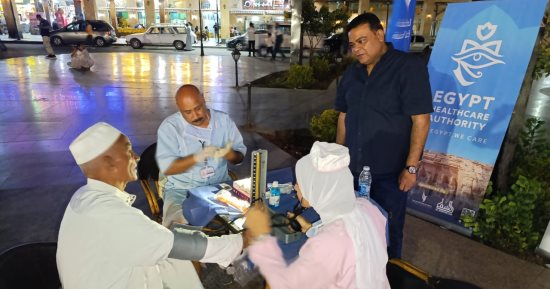 فرق طبية للرعاية الصحية تتواجد بمحيط الكنائس فى أسوان.. صور
