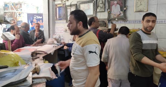 الأكلة المفضلة على طاولة المصريين فى شم النسيم.. تزايد الإقبال على محال بيع الأسماك المملحة فى الغربية.. لجان من الصحة والطب البيطرى لفحص المنتجات بالمحال.. البائعون: موسم الخير ونجهز قبله بـ15 يوما..فيديو وصور