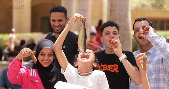 احتفالات شم النسيم.. الأهالى يستمتعون بالربيع فى حديقة الأزهر 
