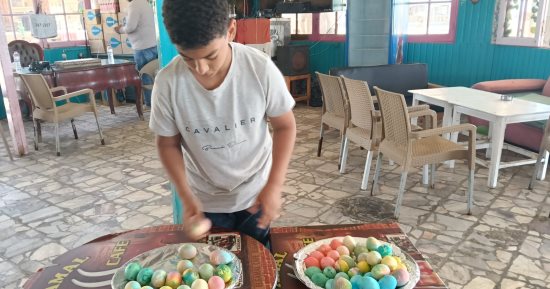أطفال دمياط يستقبلون زوار رأس البر بالهدايا.. أدهم: حبيت أشاركهم الاحتفال