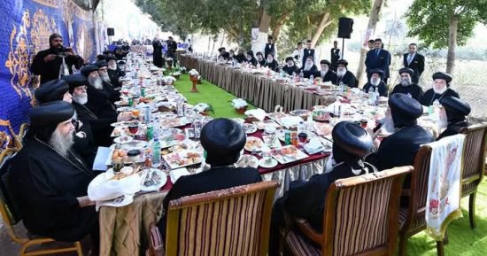 البابا تواضروس يلتقي أحبار الكنيسة على مائدة إفطار شم النسيم بدير السريان