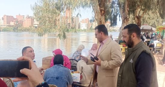 توافد المواطنين على حديقة شجرة الدر بالمنصورة احتفالا بشم النسيم   