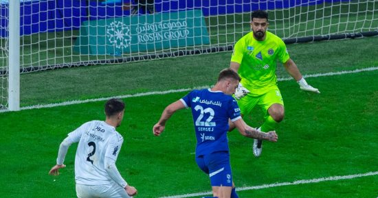 الهلال ضد الشباب.. تعادل مثير 1-1 يحسم الشوط الأول في قمة الدوري السعودي