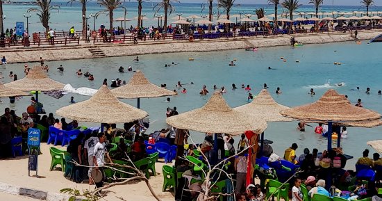 إقبال كبير من المواطنين فى يوم شم النسيم على الشواطئ العامة بالغردقة.. لايف