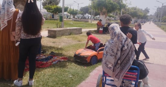 المنياوية يتحدون ارتفاع الحرارة ويخرجون للاحتفال بشم النسيم على الكورنيش