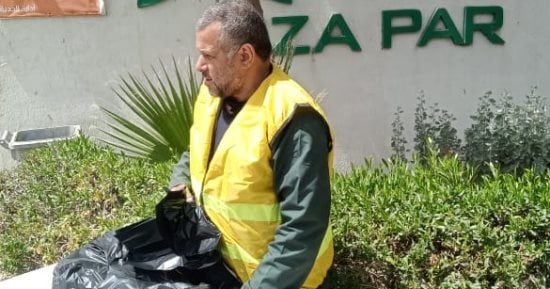 هيئة النظافة والتجميل بالجيزة توزع أكياسا مجانا على رواد الحدائق والمتنزهات.. صور