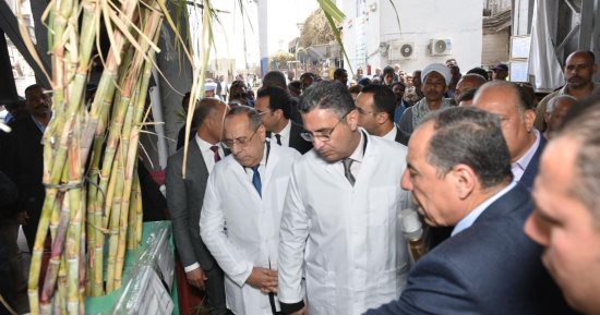 السكر المحلى يغزو منافذ المجمعات بعد ارتفاع الإنتاج لـ650 ألف طن حتى الآن.. استمرار توريد القصب والبنجر من المزارعين.. وزير التموين يوجه بصرف مستحقات الموردين أولا بأول.. ويمد فترة صرف الدعم الإضافى.. صور