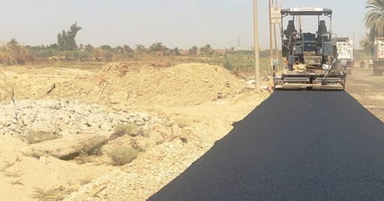 تركيب لوحات إرشادية لتوجيه الحافلات السياحية ورصف طريق إدفو مرسى علم فى أسوان