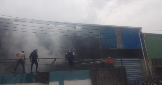 إخماد حريق بمصنع مراتب فايبر وإصابة شخص بحروق من الدرجة الثانية بكفر الشيخ