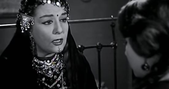 ما الأصل التاريخى للكردان فى مصر وكيف تطور؟.. مواكب دايماً للموضة