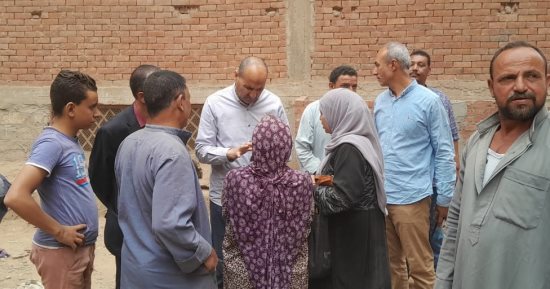 إزالة منزل مهجور بمدينة الفشن بعد سقوط أجزاء منه دون إصابات