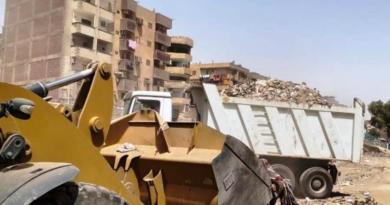 تكثيف جهود النظافة ورفع المخلفات بالأحياء والمناطق السكنية بمدينة أسوان
