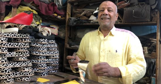 إبداع الأيدى لا تهزمه الماكينات.. صناعة الأحذية يدويًا مهنة صامدة فى ورش الدرب الأحمر.. أسطواتها ورثوا الحرفة أبًا عن جد وأكملوا المسيرة.. ويؤكدون: الجلد الطبيعى صلب المهنة.. والمنتجات اليدوية يستحيل أن تندثر
