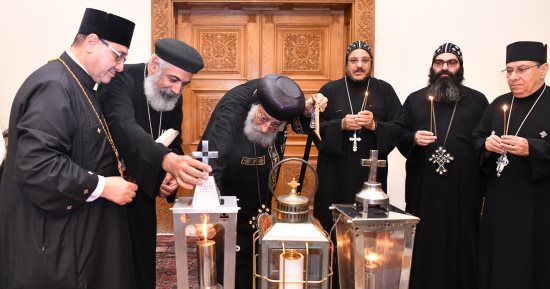 البابا تواضروس الثانى يتسلم النور المقدس