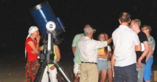 منطقة بريكا بمرسى علم.. أفضل وجهة عالمية لمراقبة الظواهر الفلكية.. توفر تجربة سياحية فريدة لمشاهدة الكواكب والمذنبات وأماكن نزول المركبة «أبولو» بوضوح.. وسماؤها الصافية تسمح برؤية قبر أول شخص دُفن على سطح القمر