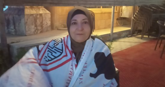 ترتدى علم الزمالك.. سيدة من دمياط تشجع الأهلى: "النهاردة الأهلى يمثل مصر"