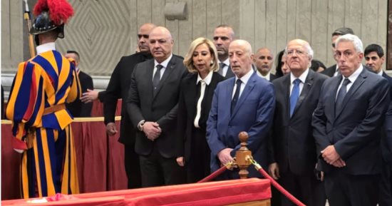 الرئيس اللبنانى وزوجته فى وداع بابا الفاتيكان
