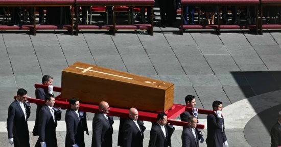 العالم هذا المساء.. ملوك ورؤساء العالم يودعون البابا فرنسيس فى جنازة مهيبة بالفاتيكان.. 5 قتلى و700 جريح فى انفجار ميناء بإيران.. أول صور لاجتماع ترامب وزيلينسكى فى روما بعد "خناقة" البيت الأبيض