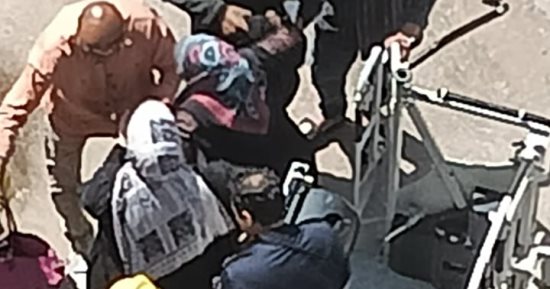 إنقاذ 36 شخصا عالقا داخل منزل من 5 طوابق بعد انهيار سلم فى السلام.. صور