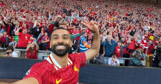 من أرض الملعب إلى قلوب الجماهير محمد صلاح يتربع على عرش النجومية.. الفرعون يقتحم قائمة ذهبية جديدة في الدوري الإنجليزي.. وينافس ميسي ورونالدو على الأكثر شعبية.. وتقرير إنجليزي: أفضل لاعب أفريقي على مر العصور
