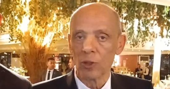 عصام إمام من زفاف ابنته يطمئن الجمهور على الزعيم عادل إمام: بخير وزي الفل