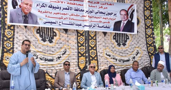 محافظ الأقصر يعقد لقاء مع أهالى أصفون المطاعنة ويعدهم بدخول الصرف الصحى قريبا