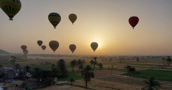 البالون الطائر يحلق فى سماء الأقصر 
