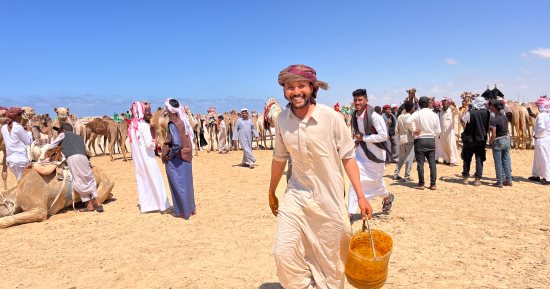 تتويج الجمال الفائزة بدهان الزعفران في سباق العريش للهجن.. فيديو