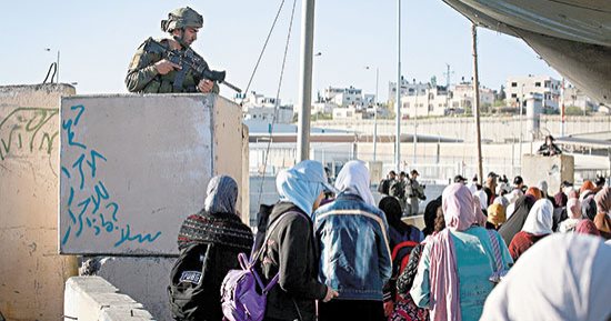 الأول من مايو "عمال فلسطين بين اعتقال ومعاناة"..17 شهرا بلا أجر وارتفاع البطالة إلى ما يزيد عن 56%.. 18شهيدا من أجل لقمة العيش منذ بداية 2025.. 89%؜ من العمال دون حماية اجتماعية أو صناديق تقاعد