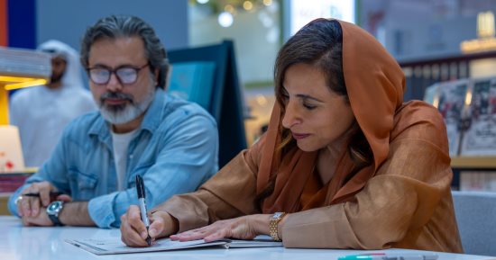 بدور القاسمي توقع كتاب بيت الحكمة الفائز بجائزة الشارقة لكتب الطفل