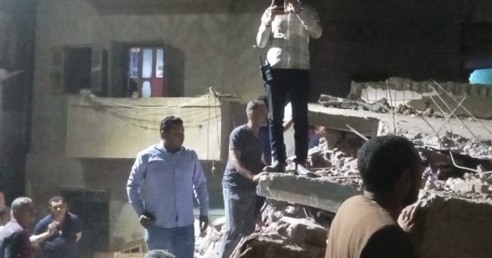 إخلاء عدد من المنازل المجاورة لعقار أسيوط المنهار خوفا على أرواح المواطنين