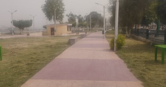 كورنيش النيل بالمنيا خالى من المواطنين ونشاط للرياح المحملة بالأتربة.. فيديو